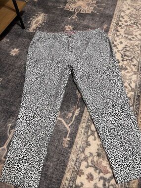 Black & White Leopard-Print Ankle Pants
